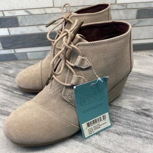 New Women’s Tom’s Kala Lace-Up Boot, Desert Taupe Suede.